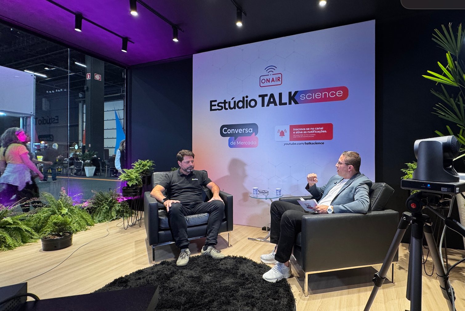 Estrutura do Estúdio WA montada em evento, com entrevista gravada ao vivo em feira