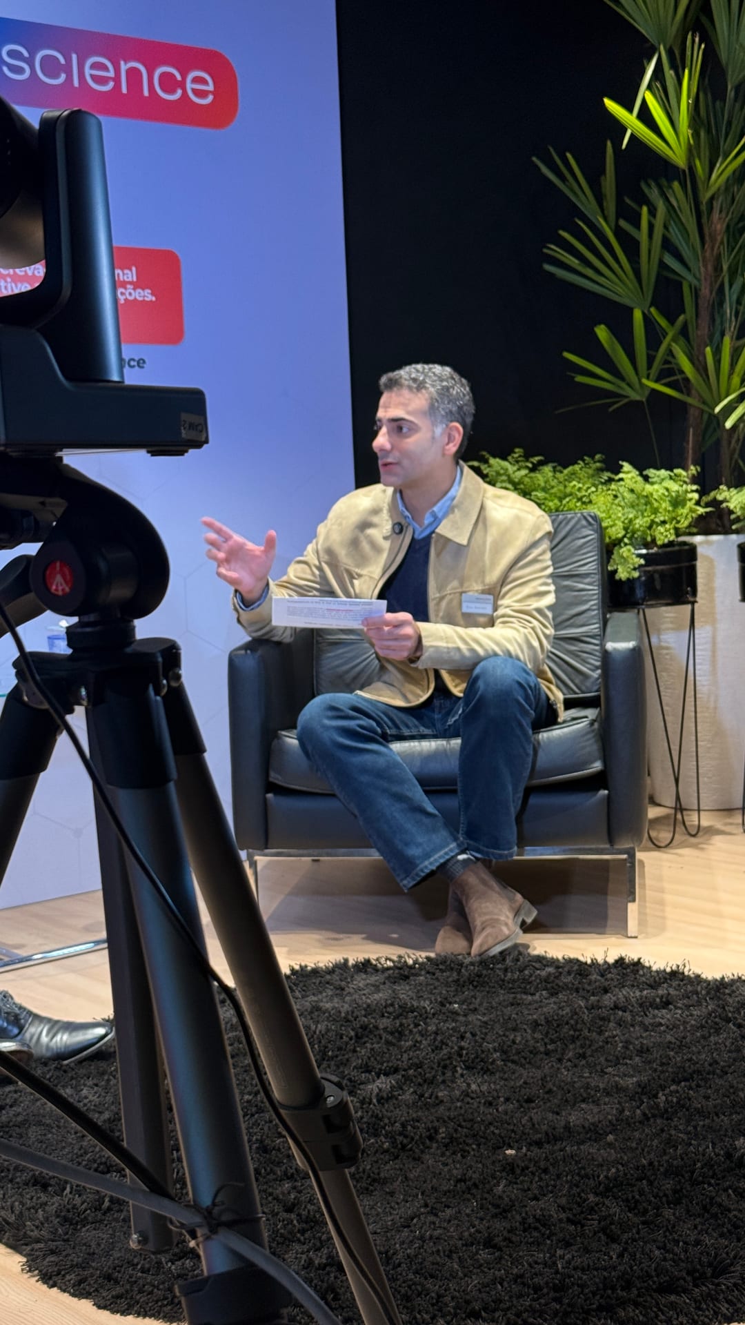 Câmera em operação durante a entrevista
